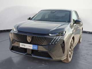 Schräge Frontansicht auf einen Peugeot 3008 , freigestellt