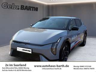 Schräge Frontansicht auf einen Kia EV4 , freigestellt