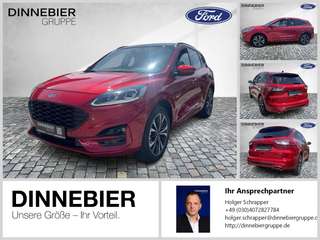 Schräge Frontansicht auf einen Ford Kuga , freigestellt