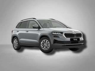 Schräge Frontansicht auf einen Skoda Karoq , freigestellt