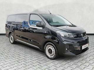 Schräge Frontansicht auf einen Opel Vivaro , freigestellt