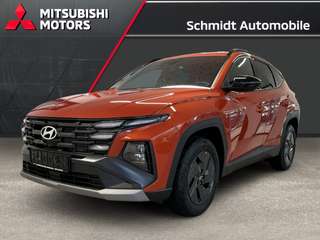 Schräge Frontansicht auf einen Hyundai Tucson , freigestellt