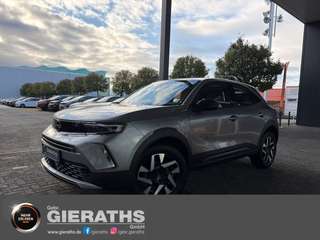 Schräge Frontansicht auf einen Opel Mokka , freigestellt