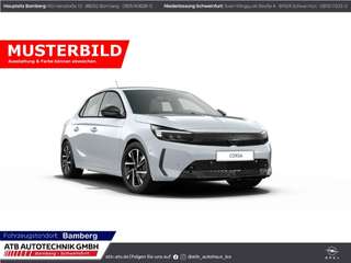 Schräge Frontansicht auf einen Opel Corsa , freigestellt