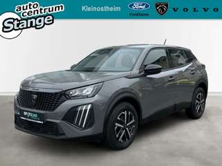 Schräge Frontansicht auf einen Peugeot 2008 , freigestellt
