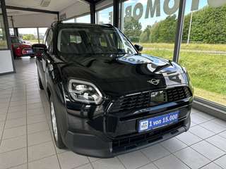 Schräge Frontansicht auf einen MINI Countryman , freigestellt