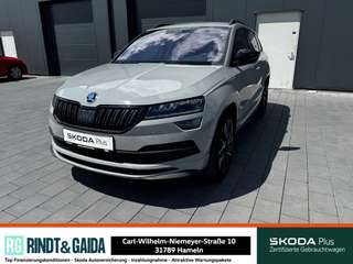 Schräge Frontansicht auf einen Skoda Karoq , freigestellt