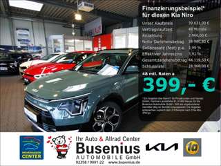 Schräge Frontansicht auf einen Kia Niro , freigestellt