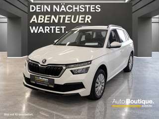 Schräge Frontansicht auf einen Skoda Kamiq , freigestellt