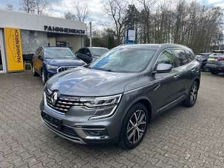 Schräge Frontansicht auf einen Renault Koleos , freigestellt