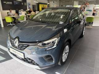Schräge Frontansicht auf einen Renault Captur , freigestellt