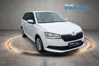 Schräge Frontansicht auf einen Skoda Fabia , freigestellt