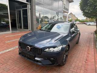 Schräge Frontansicht auf einen Volvo S90 , freigestellt