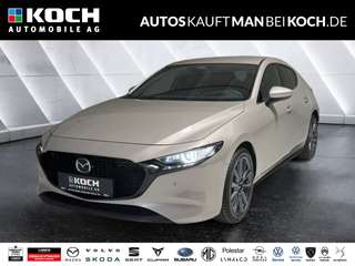 Schräge Frontansicht auf einen Mazda Mazda3 , freigestellt