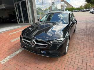 Schräge Frontansicht auf einen Mercedes-Benz C-Klasse , freigestellt