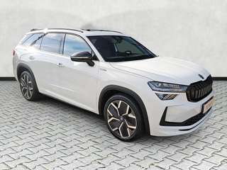 Schräge Frontansicht auf einen Skoda Kodiaq , freigestellt