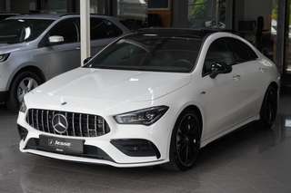 Schräge Frontansicht auf einen Mercedes-Benz CLA , freigestellt