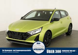 Schräge Frontansicht auf einen Hyundai i20 , freigestellt
