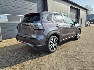 Schräge Frontansicht auf einen Suzuki S-Cross , freigestellt