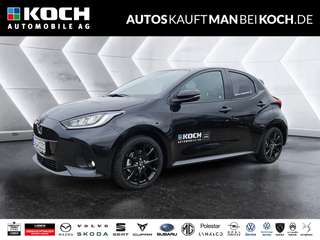 Schräge Frontansicht auf einen Mazda Mazda2 Hybrid , freigestellt