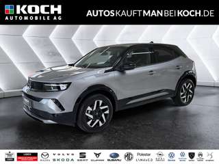 Schräge Frontansicht auf einen Opel Mokka , freigestellt