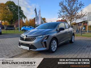 Schräge Frontansicht auf einen Renault Clio , freigestellt