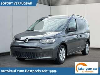 Schräge Frontansicht auf einen Volkswagen Caddy , freigestellt