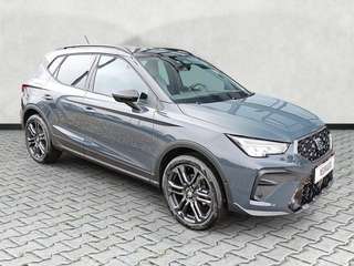 Schräge Frontansicht auf einen SEAT Arona , freigestellt