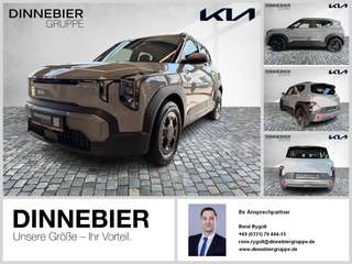 Schräge Frontansicht auf einen Kia EV2 , freigestellt