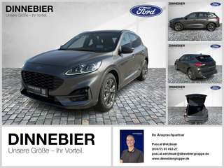Schräge Frontansicht auf einen Ford Kuga , freigestellt