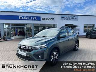 Schräge Frontansicht auf einen Dacia Sandero , freigestellt