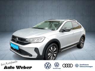 Schräge Frontansicht auf einen Volkswagen Taigo , freigestellt