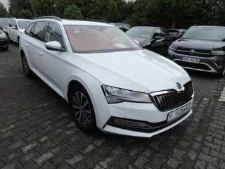 Schräge Frontansicht auf einen Skoda Superb , freigestellt