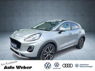Schräge Frontansicht auf einen Ford Puma , freigestellt