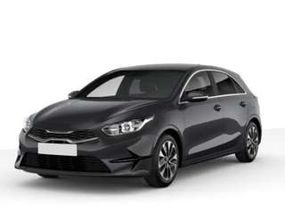 Schräge Frontansicht auf einen Kia cee'd , freigestellt