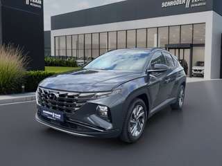 Schräge Frontansicht auf einen Hyundai Tucson , freigestellt