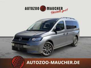 Schräge Frontansicht auf einen Volkswagen Caddy , freigestellt