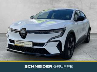 Schräge Frontansicht auf einen Renault Megane E-TECH , freigestellt