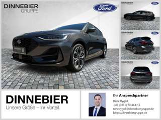 Schräge Frontansicht auf einen Ford Focus , freigestellt