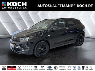 Schräge Frontansicht auf einen Opel Grandland X , freigestellt
