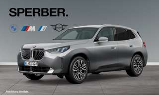 Schräge Frontansicht auf einen BMW X3 , freigestellt