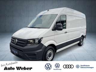 Schräge Frontansicht auf einen Volkswagen Crafter , freigestellt