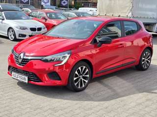 Schräge Frontansicht auf einen Renault Clio , freigestellt