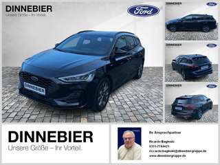 Schräge Frontansicht auf einen Ford Focus , freigestellt