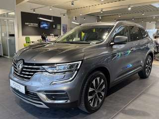 Schräge Frontansicht auf einen Renault Koleos , freigestellt