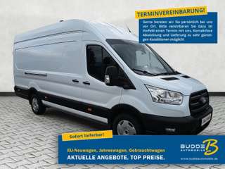 Schräge Frontansicht auf einen Ford Transit , freigestellt
