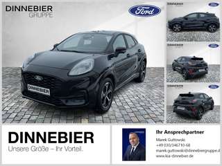 Schräge Frontansicht auf einen Ford Puma , freigestellt