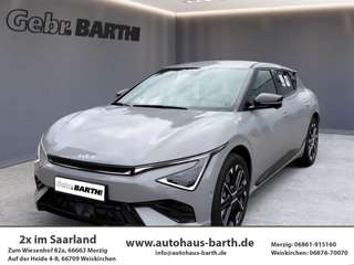 Schräge Frontansicht auf einen Kia EV6 , freigestellt
