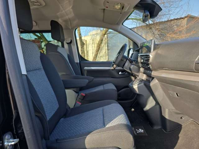 Fahrzeugbild eines Peugeot Traveller