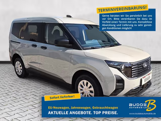Schräge Frontansicht auf einen Ford Tourneo Courier , freigestellt